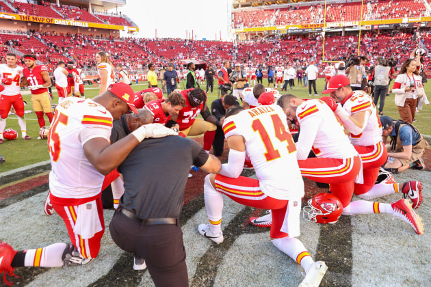 Both 49ers and Chiefs players come together for a post-match prayer led by 49ers QB Brock Purdy. Canon R6, EF24-70mm f/2.8L USM lens @ 24mm. 1/1000s @ f2.8, ISO 800.