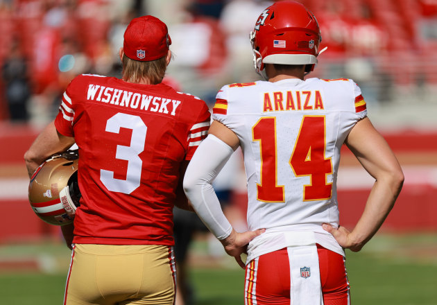 49ers Punter, Australia’s Mitch Wishnowsky stands next to his Chiefs counterpart Matt Araiza in pre-game warm ups. Canon R3, Sigma 120-300mm lens @ 300mm. 1/2000s @ f4, ISO 100.