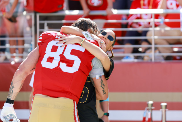 Niners all-star tight end George Kittle gets a sideline high from his wife, Claire Kittle. Canon R3, Sigma 120-300mm lens @ 256mm. 1/2000s @ f4, ISO 800.