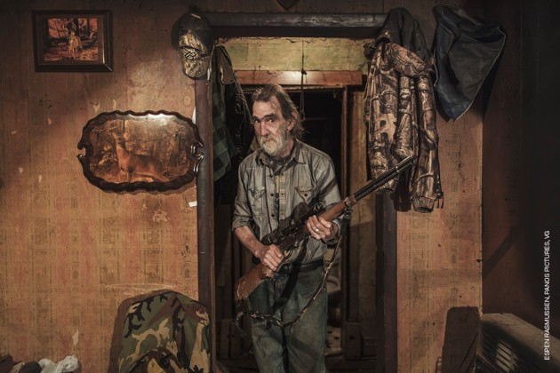 White Rage - USA. &copy; Espen Rasmussen, Panos Pictures, VG. 
CONTEMPORARY ISSUES - THIRD PRIZE, STORIES.
Degrees of rage in three US states: a journey made in the weeks after the Unite the Right rally in Charlottesville, Virginia. The rally was the first gathering of far-right groups from all over the country in decades, held in part to demonstrate opposition to the removal of the statue of Confederate general Robert E. Lee.
The photographer travelled through Virginia, West Virginia and Maryland meeting a range of people, from extreme right activists to patriots and those angry at the way the US is governed, in an attempt to understand why white anger has risen to the surface.
29 September 2017. Tommy Kinder, a patriot and proud of his country, poses with his rifle in his home in Fort Creek, West Virginia.